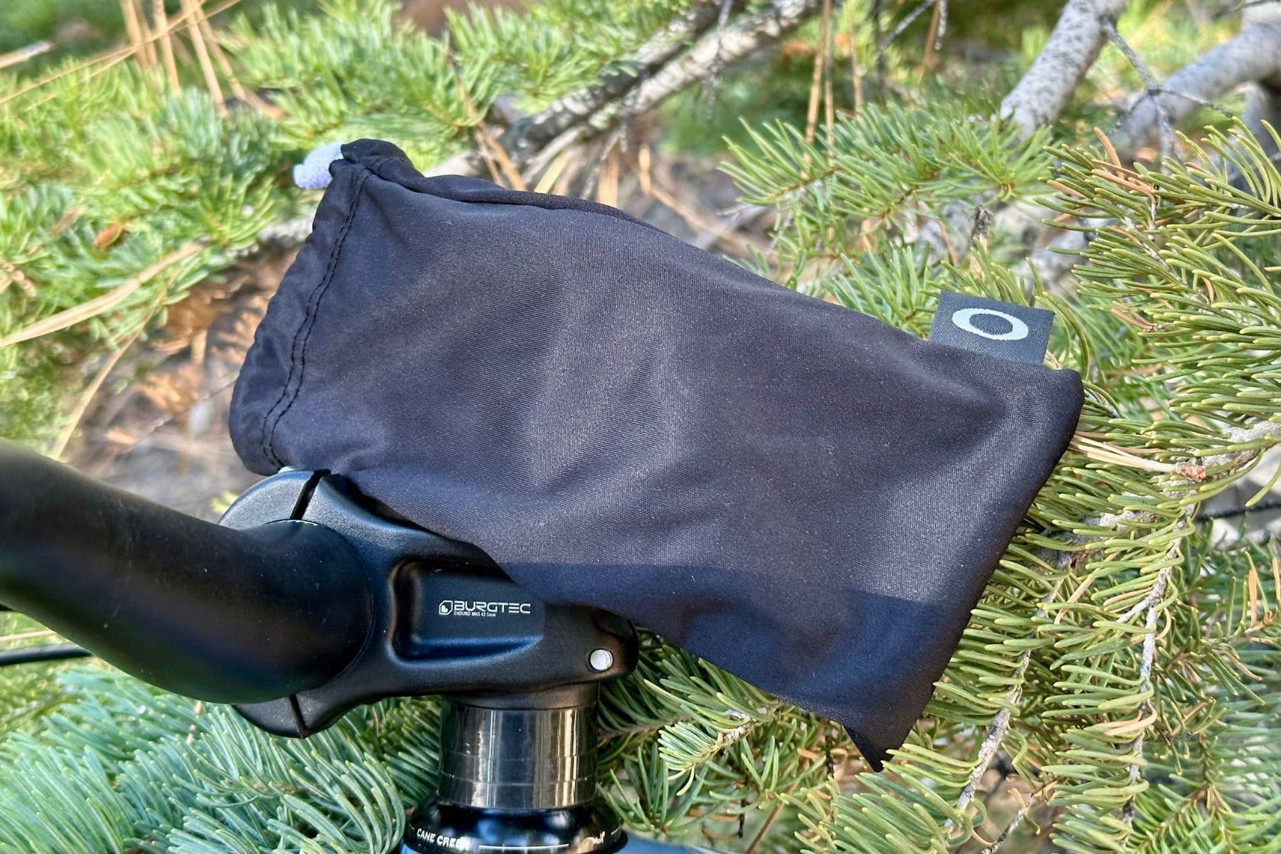 oakley-sutro-prizm-bag