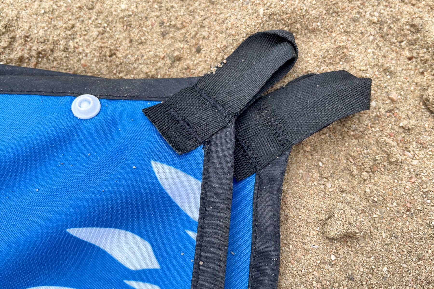 ocoopa-beach-blanket-anchor-loops