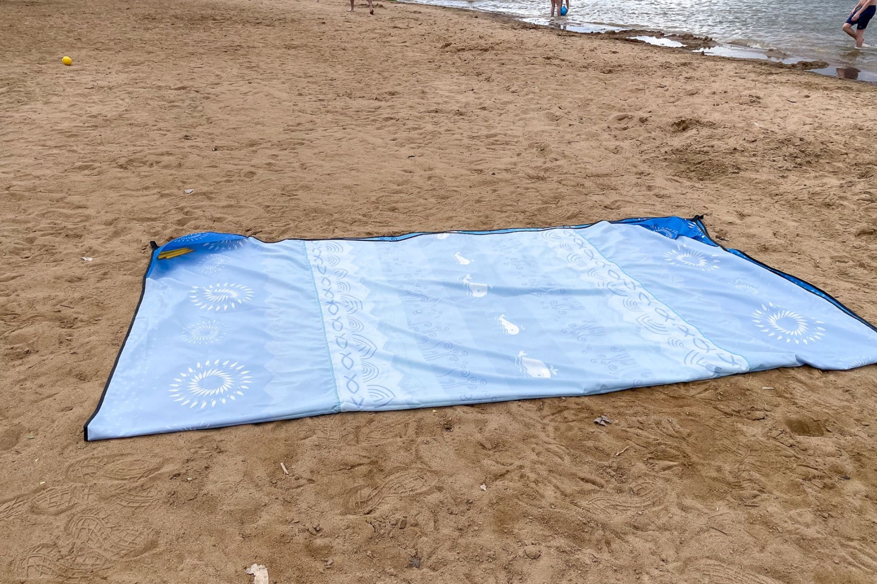 Ocoopa Beach Blanket Folds