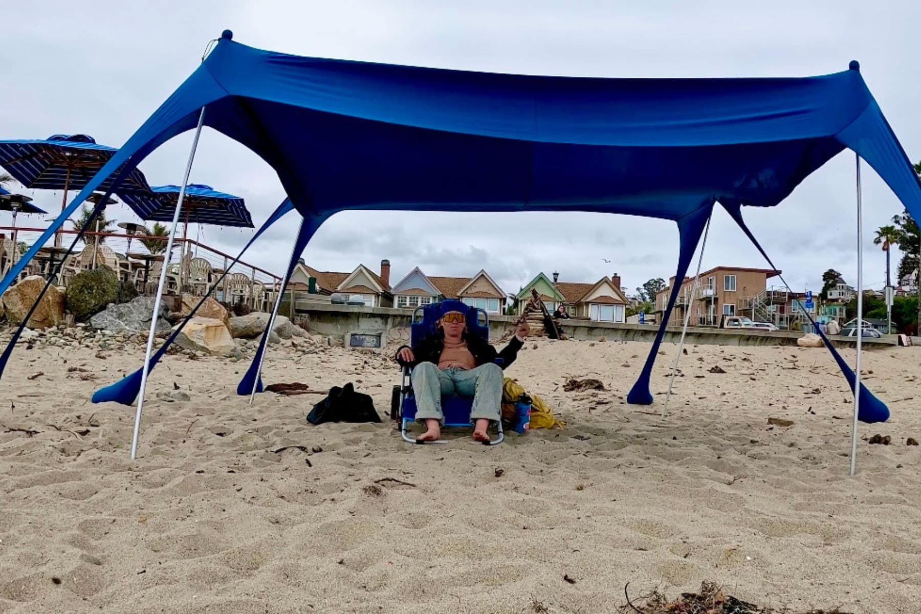 osoeri-beach-tent-enjoying