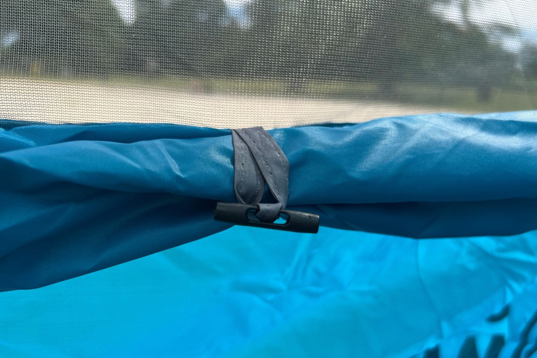 outdoor-master-pop-up-beach-tent-lock