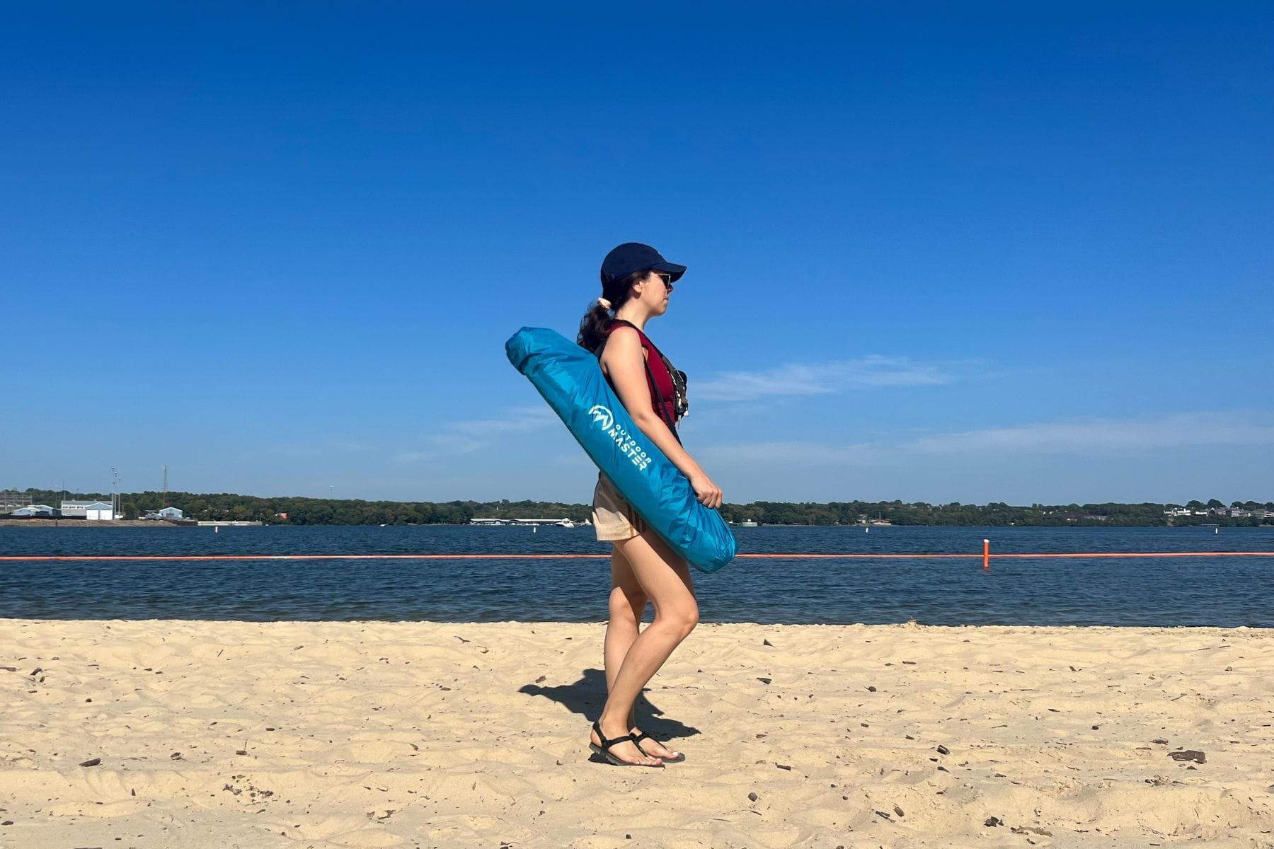 outdoor-master-pop-up-beach-tent-woman