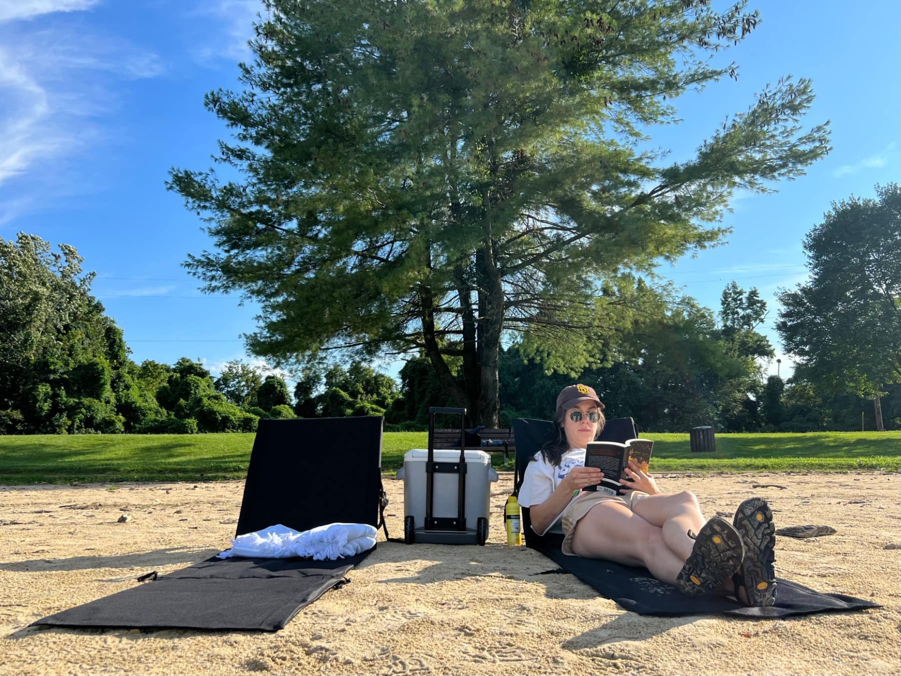 Unipride Portable Beach Chair Woman Sittin Reading