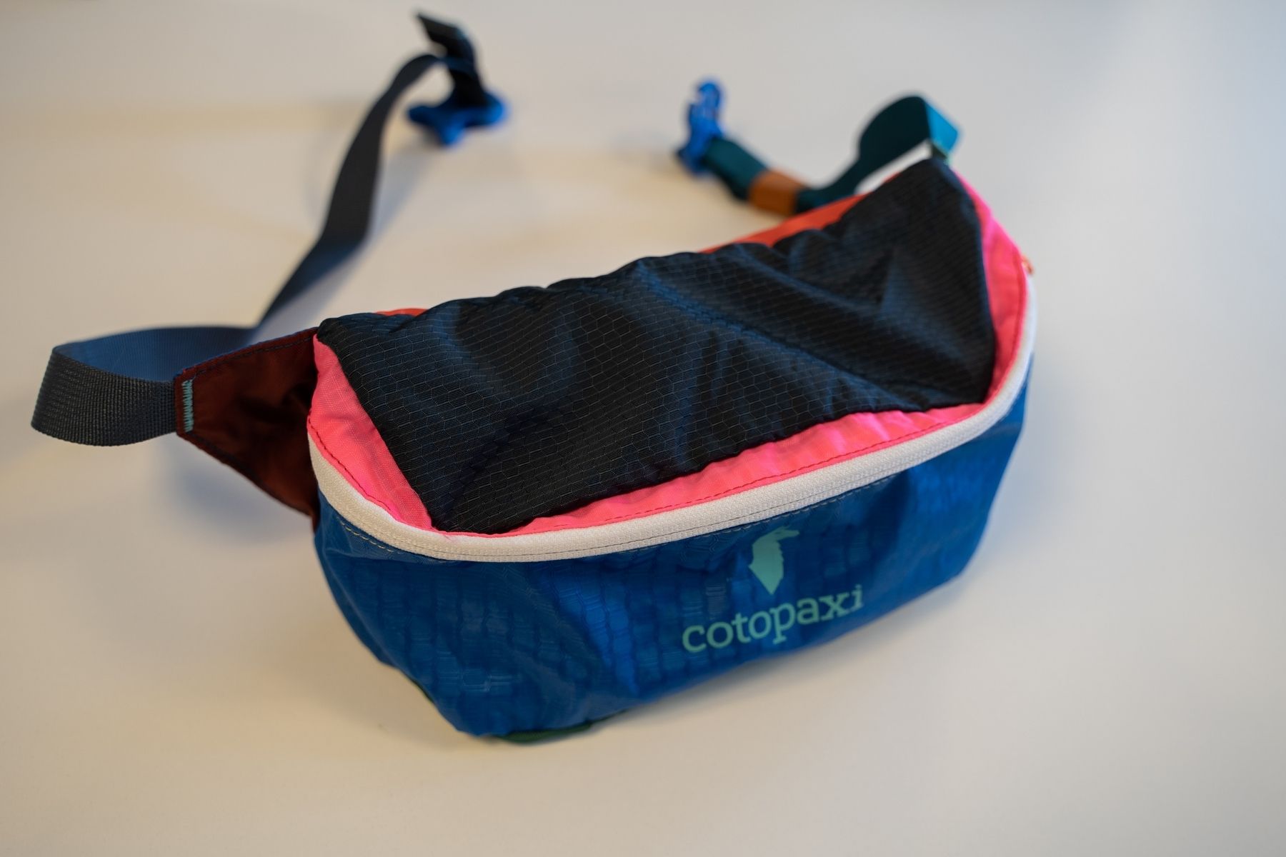 cotopaxi-bataan-del-dia-flat-lay-top-view