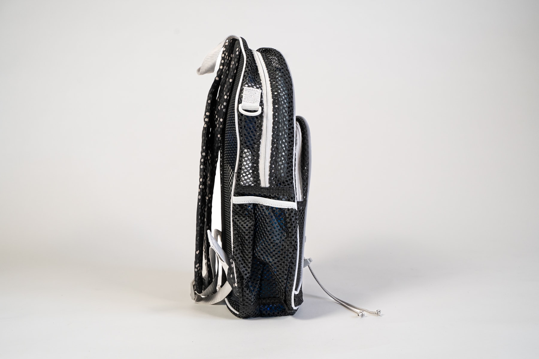eastsport-mesh-bungee-backpack-right-side