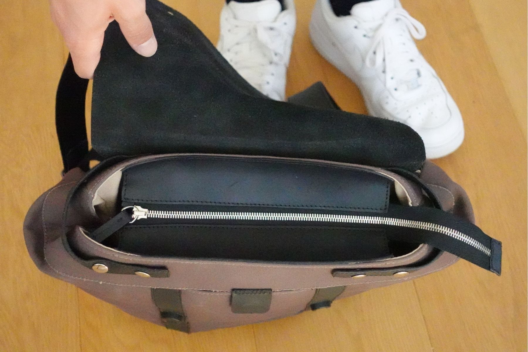 harber-london-classic-main-compartment-zipper-top-view