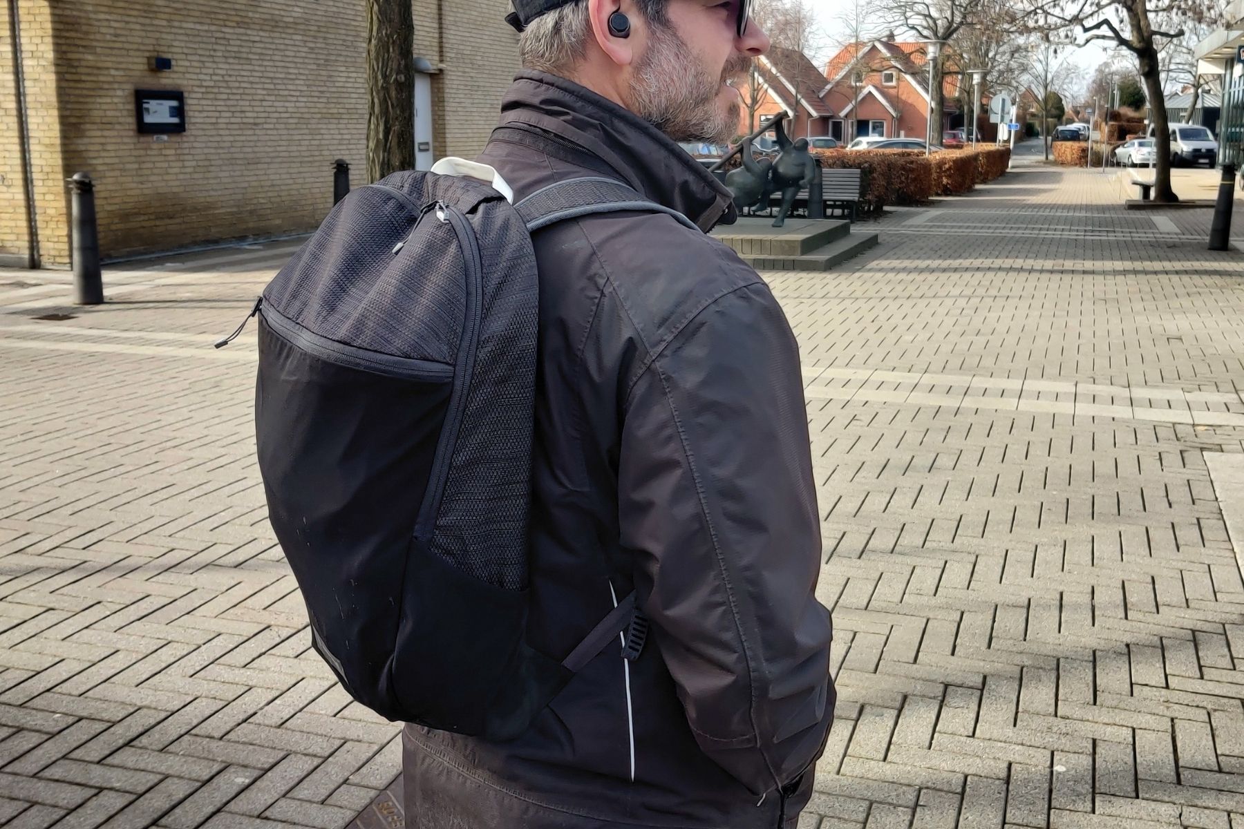 heimplanet-motion-arc-20l-bradley-side-view-on-earphones