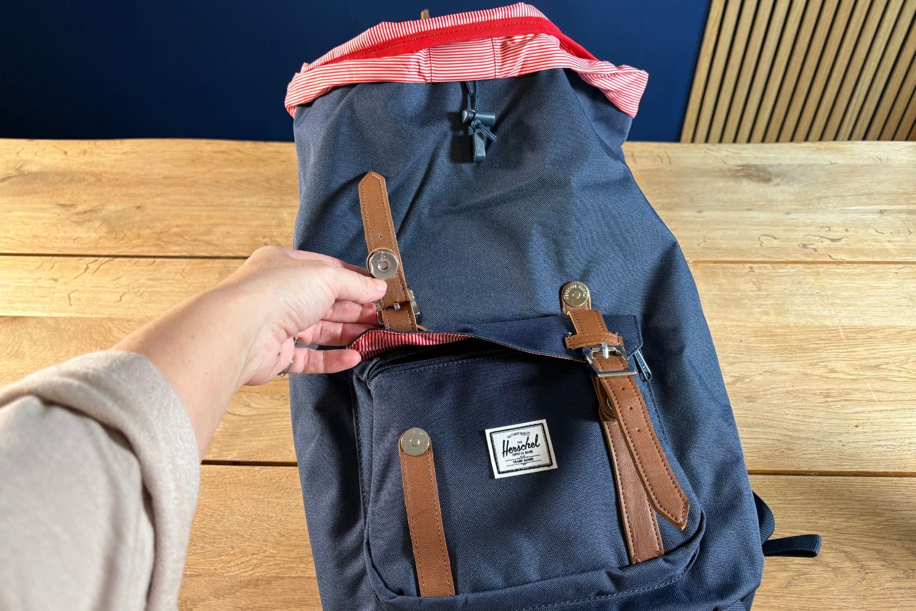 Herschel Little America 25l Magnetic Clips