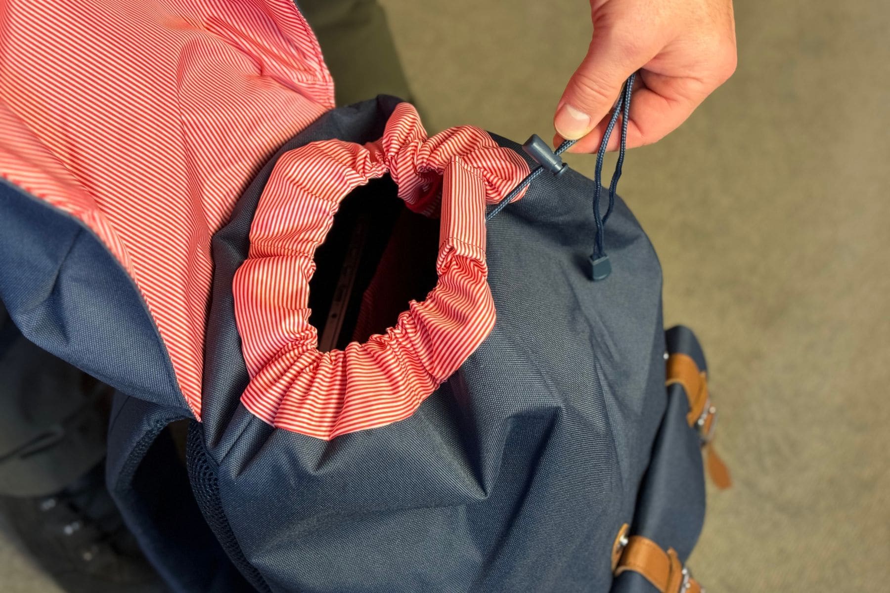herschel-little-america-compartment