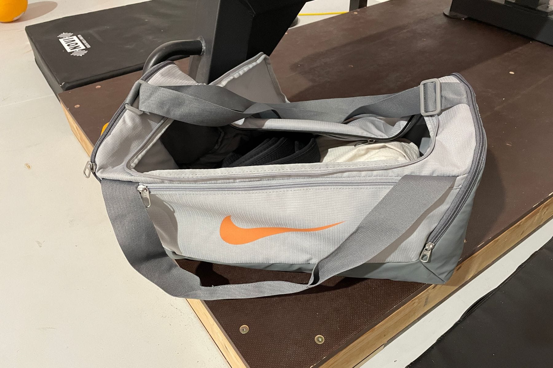 nike-brasilia-small-duffel-9-0-main-compartment