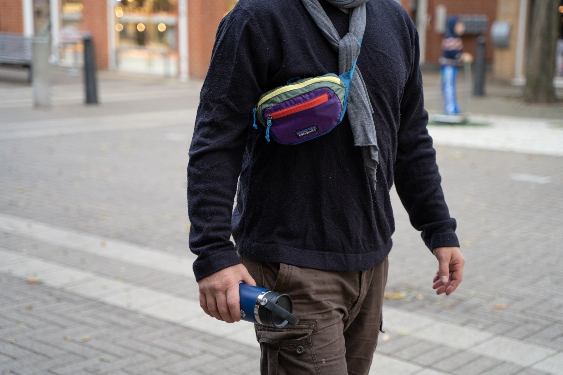 patagonia-ultralight-blackhole-mini-with-water-bottle-on-hand