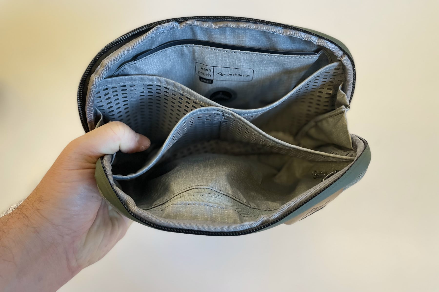 peak-design-wash-pouch-magnet-lock
