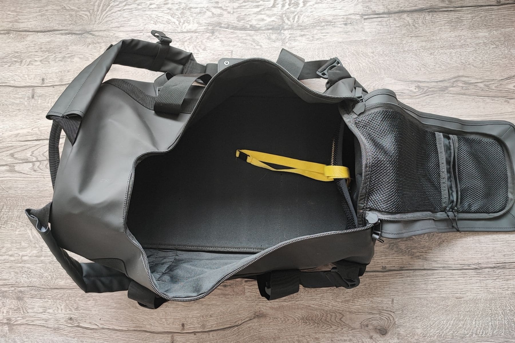 rains-texel-duffel-large-capacity