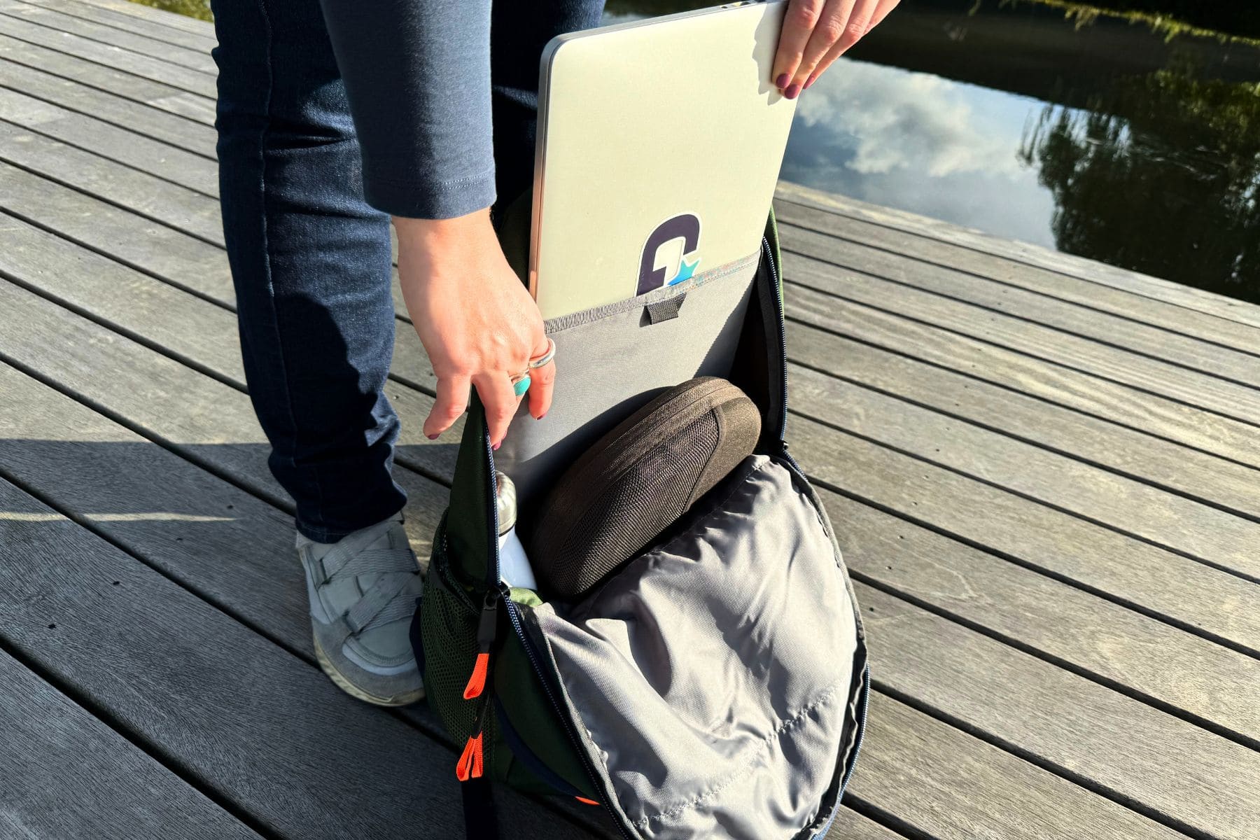 the-northface-jester-backpack-inside-laptop-compartment