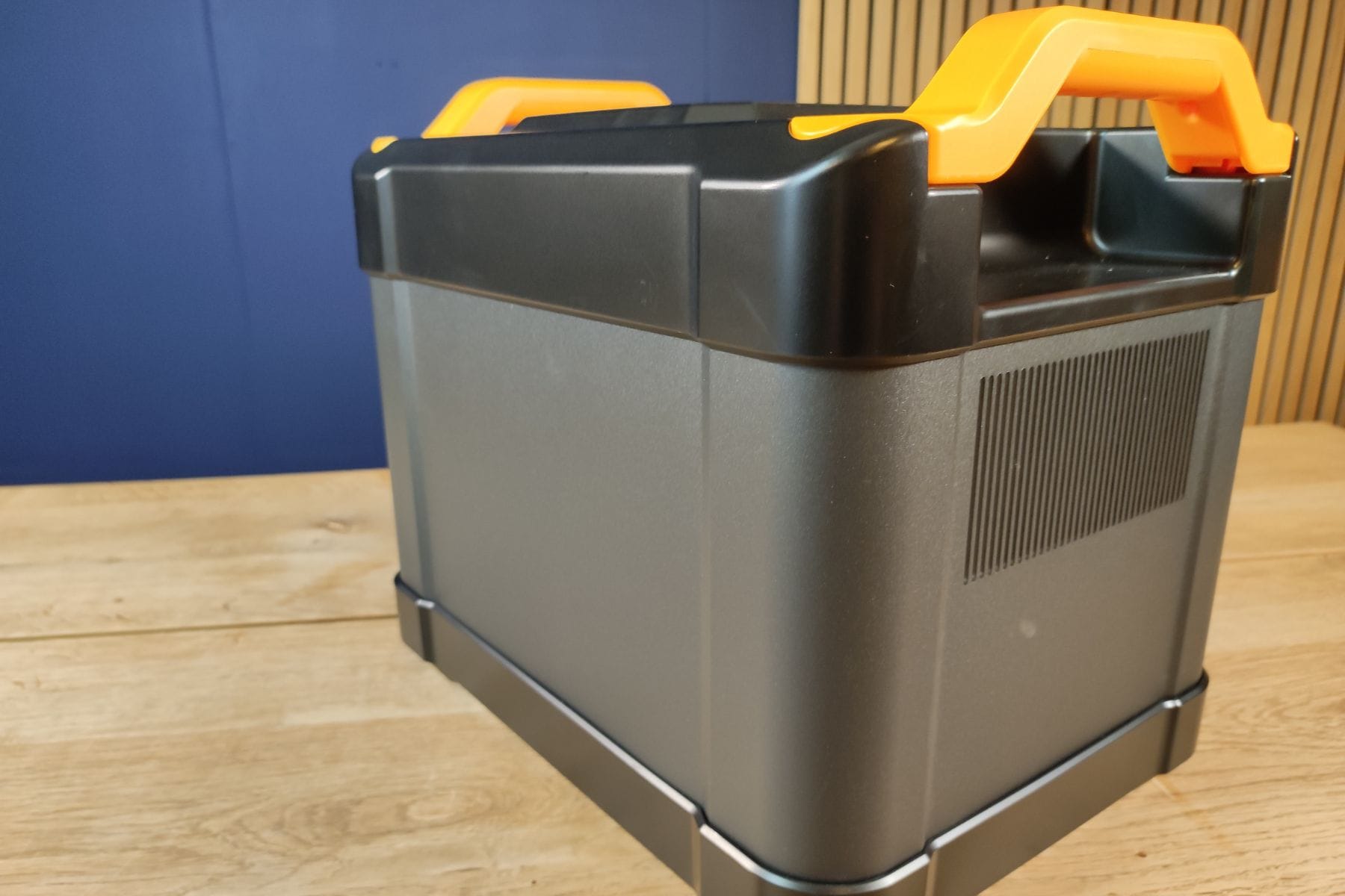 bougerv-fort-1000-portable-power-station-side