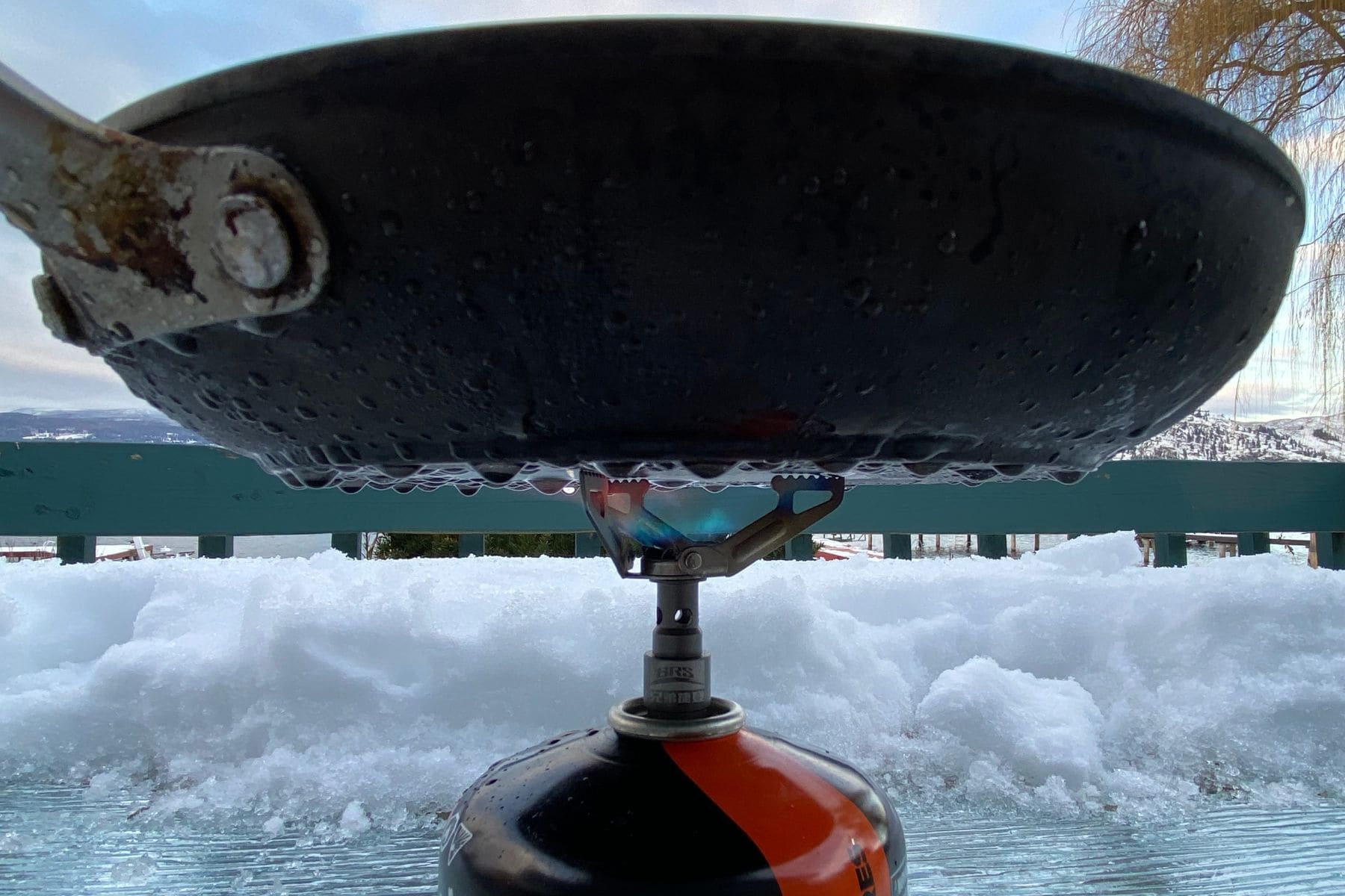 The BRS-3000T supporting a regular sized kitchen pan.
