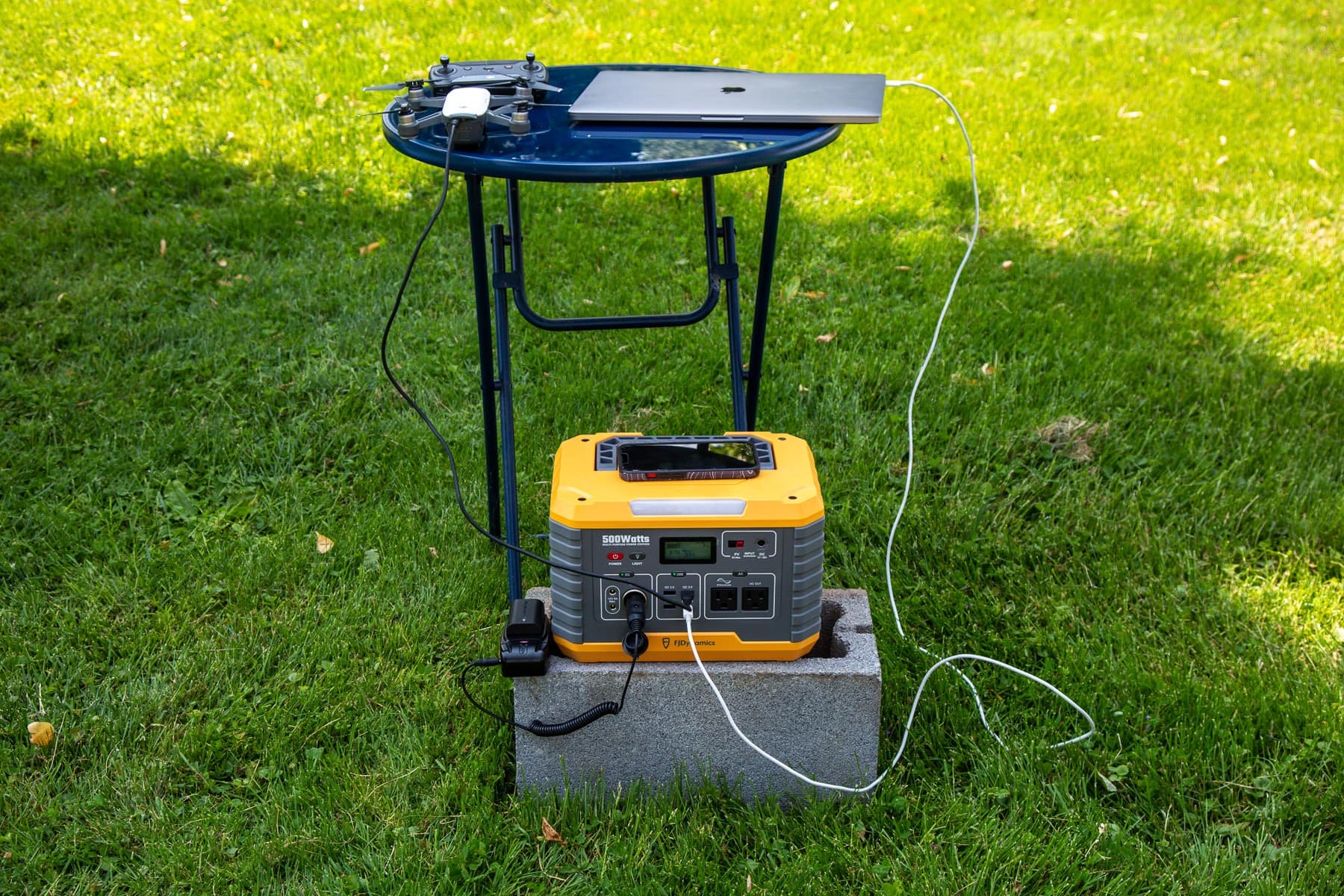 fjdynamics-mp500-portable-power-station-testing-on-park-laptop