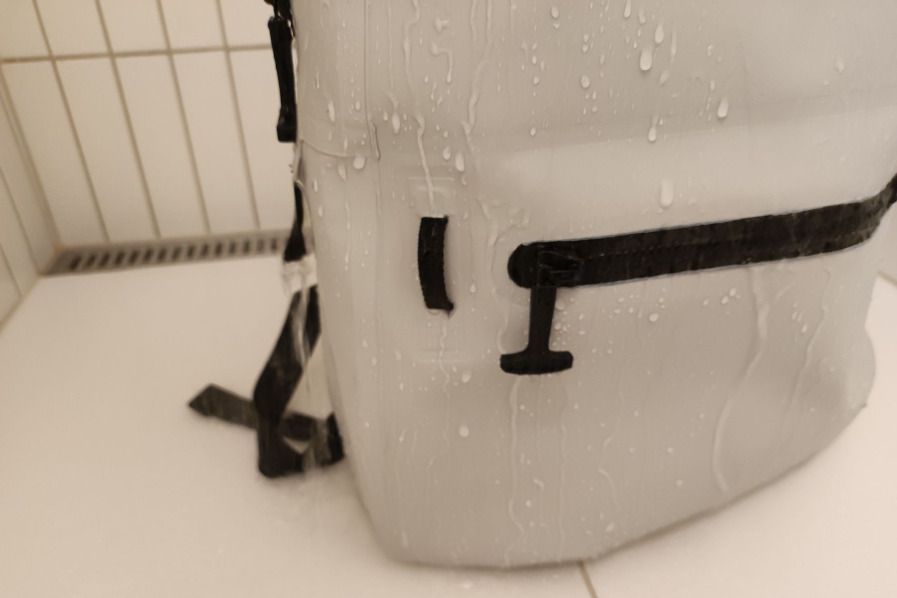 fogland-waterproof-backpack-15-25l-water-close-up