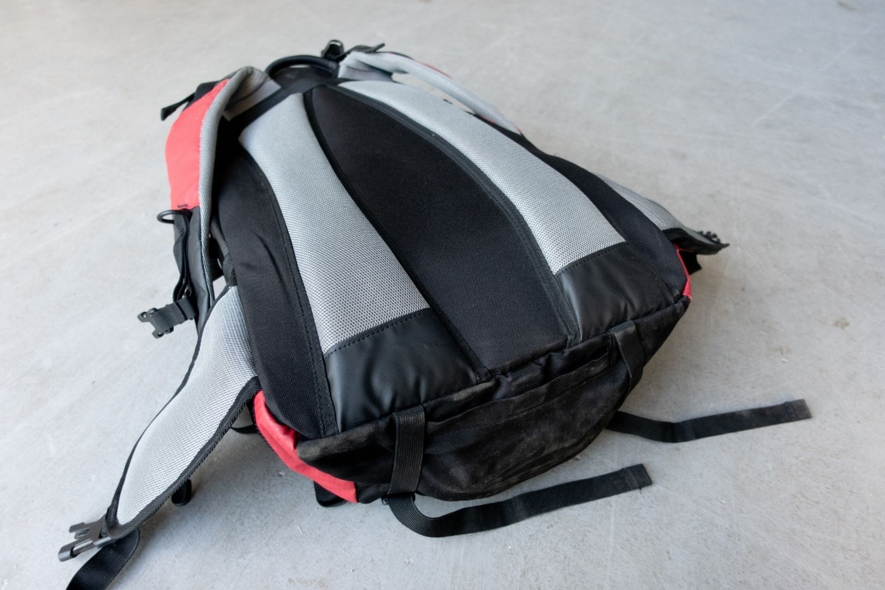 outdoormaster-hiking-45L-flat-lay-backview