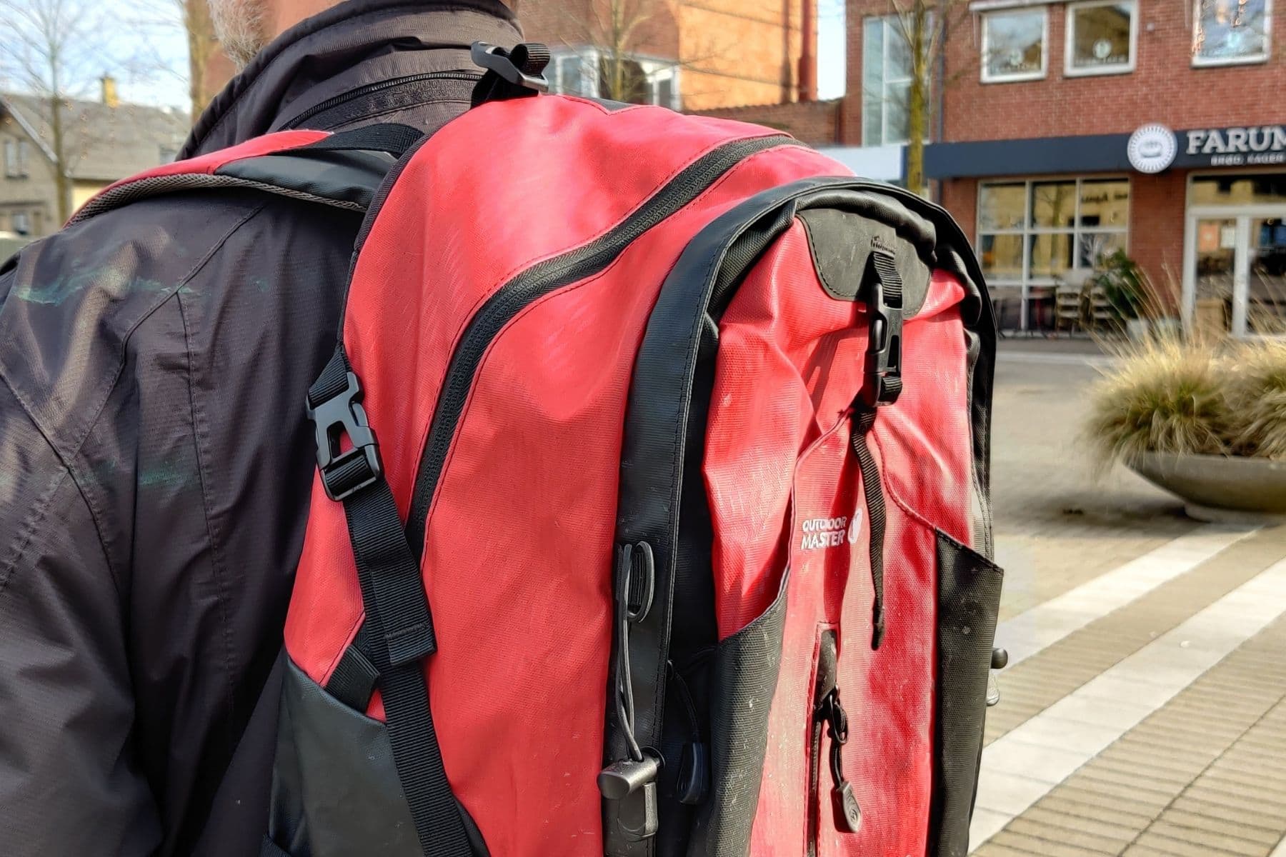 outdoormaster-hiking-45l-side-view