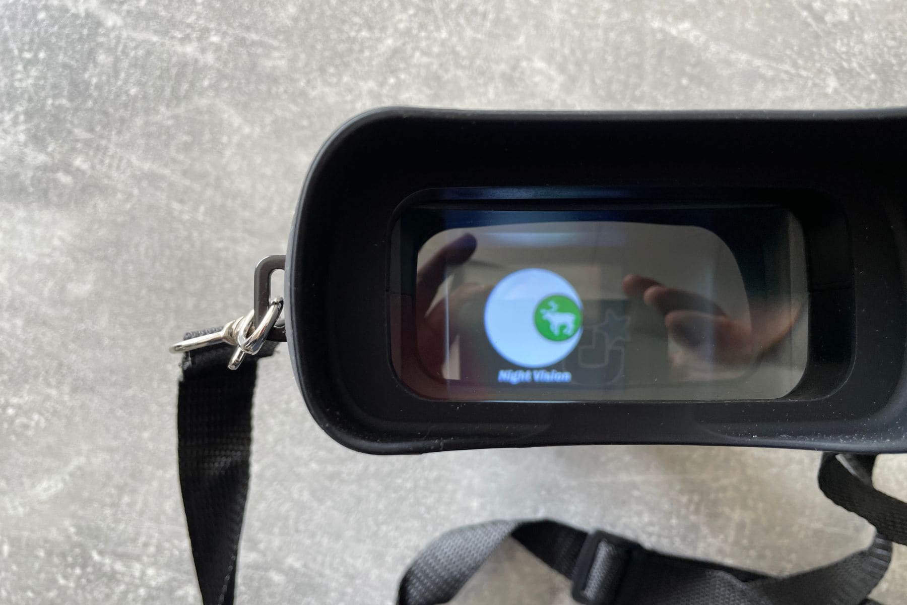 The rubber shield around the eyepiece keeps screen light from seeping out.