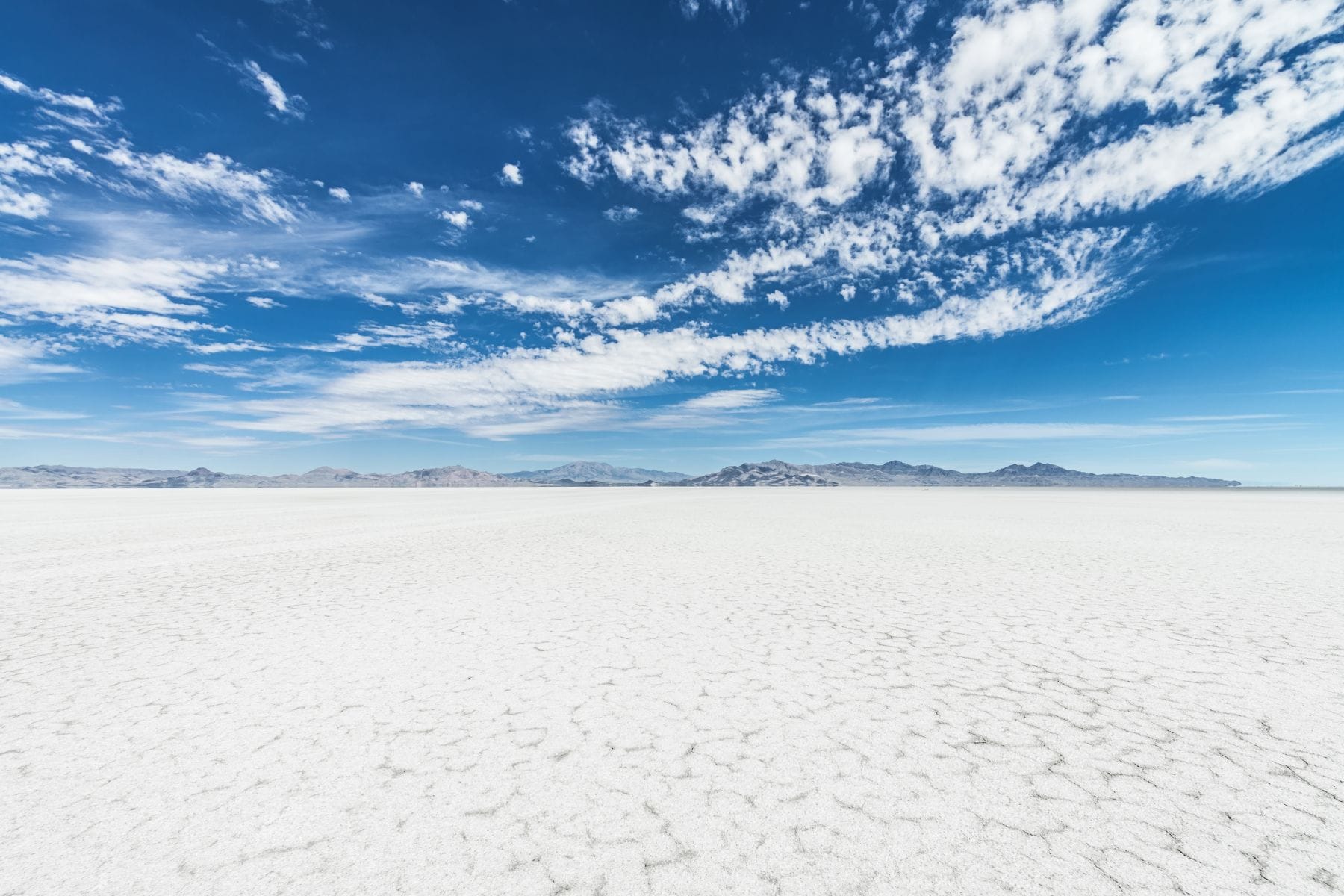 Bonneville-flats-miles-of-salt