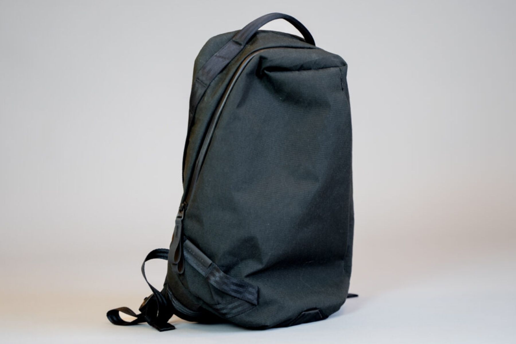 able-carry-side-details-minimalist-look