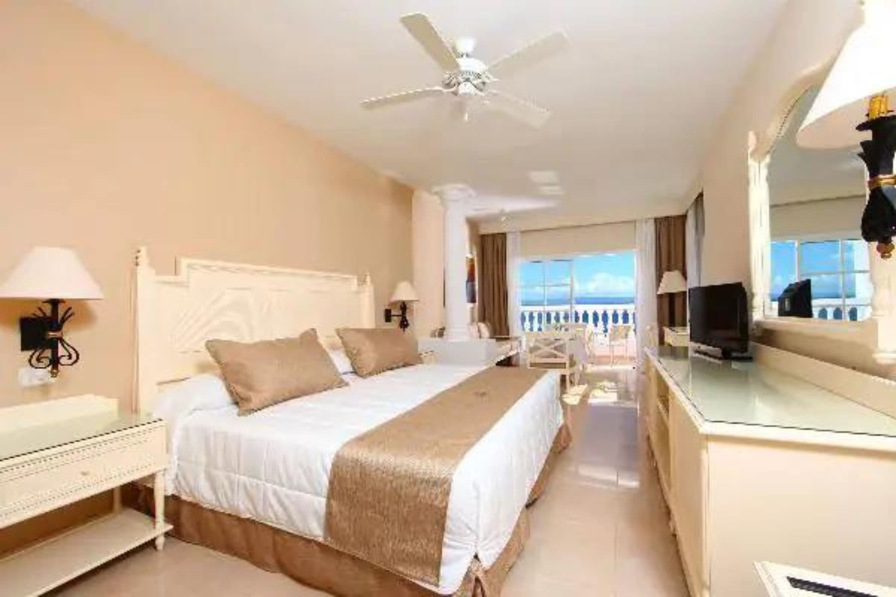 bahia-principe-luxury-samana-bed-side