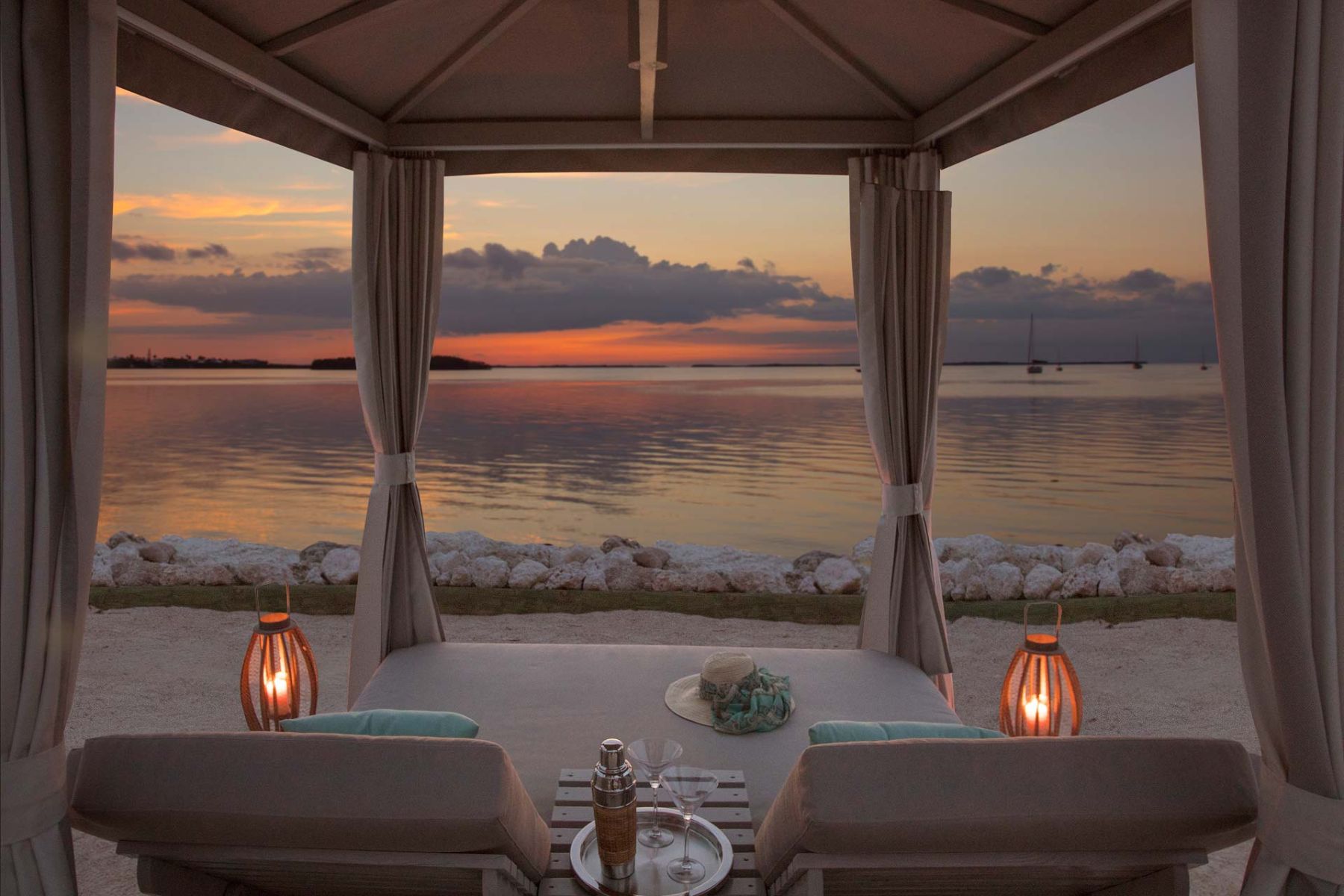 bungalows-key-bed-outside