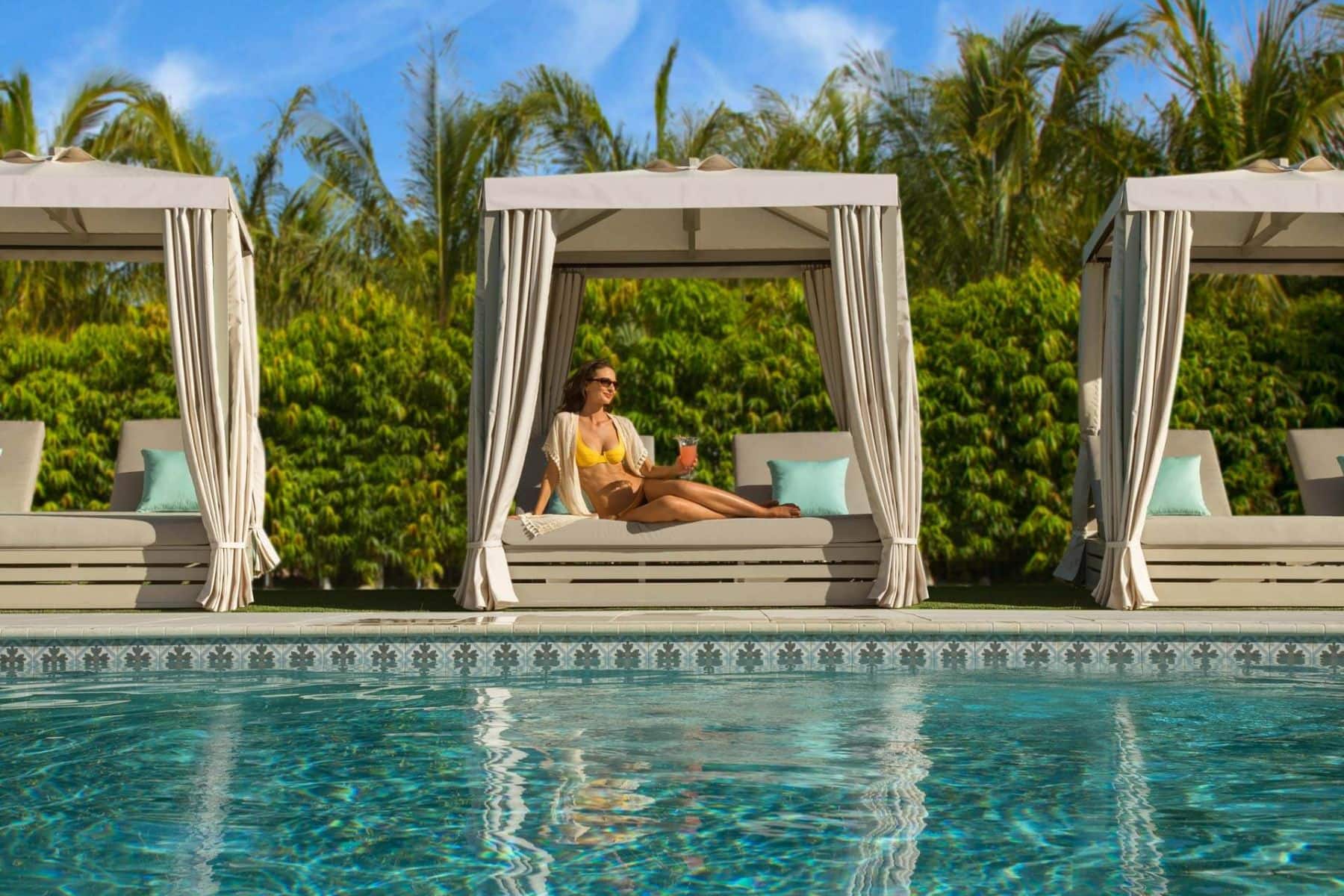 Bungalows Key Girl Pool