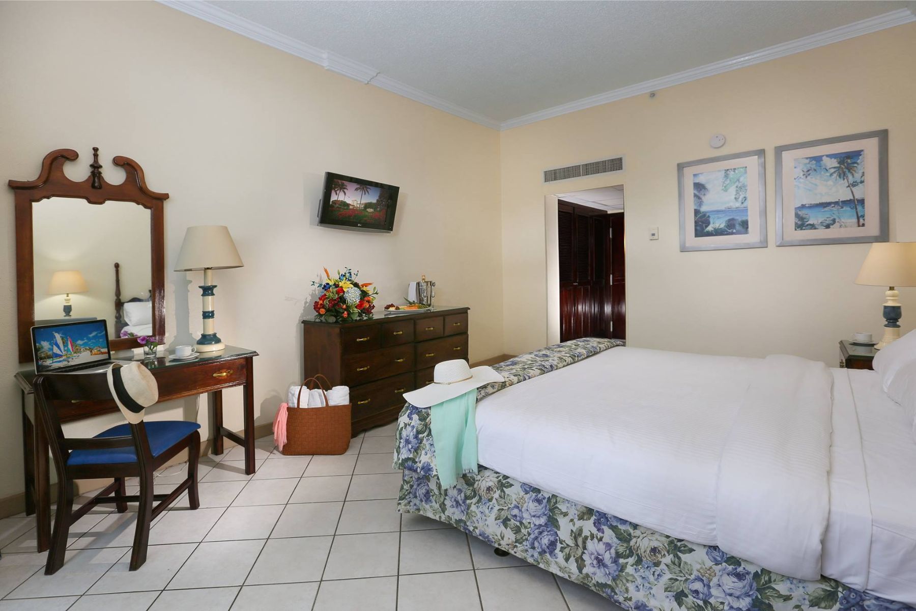 Classic Room At Breezes