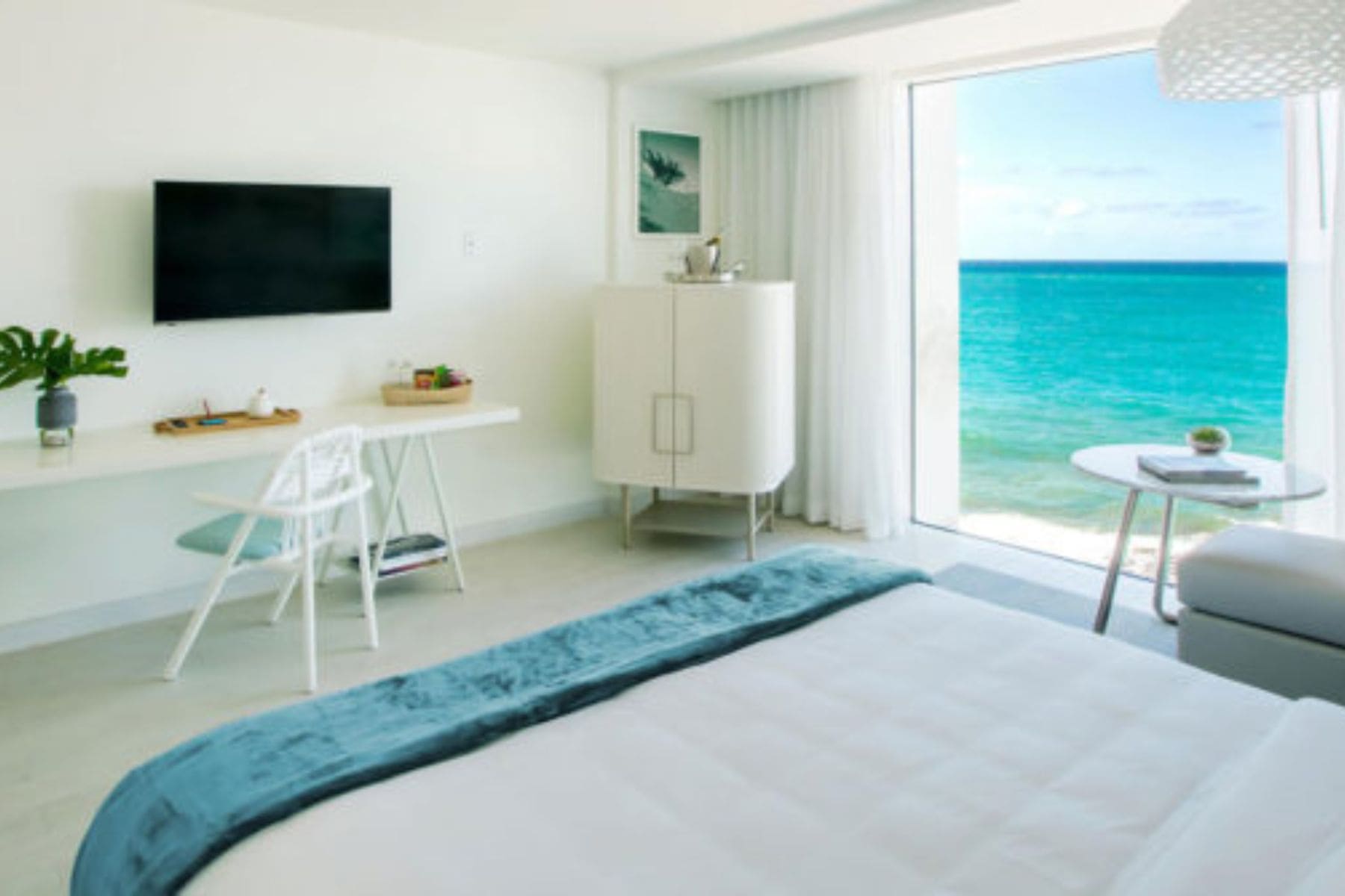 condado-ocean-club-bed-tv