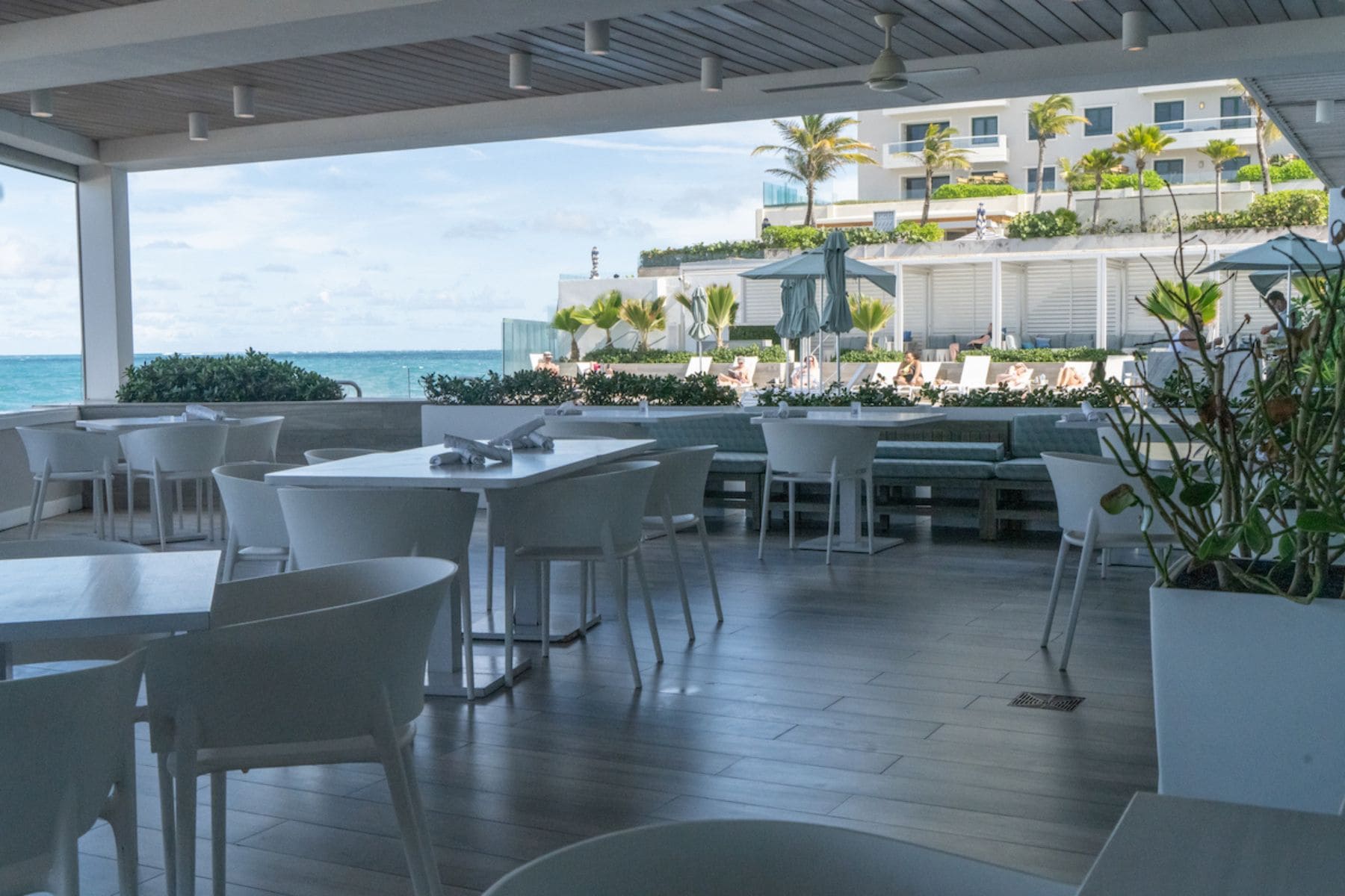 condado-ocean-club-dine-tables
