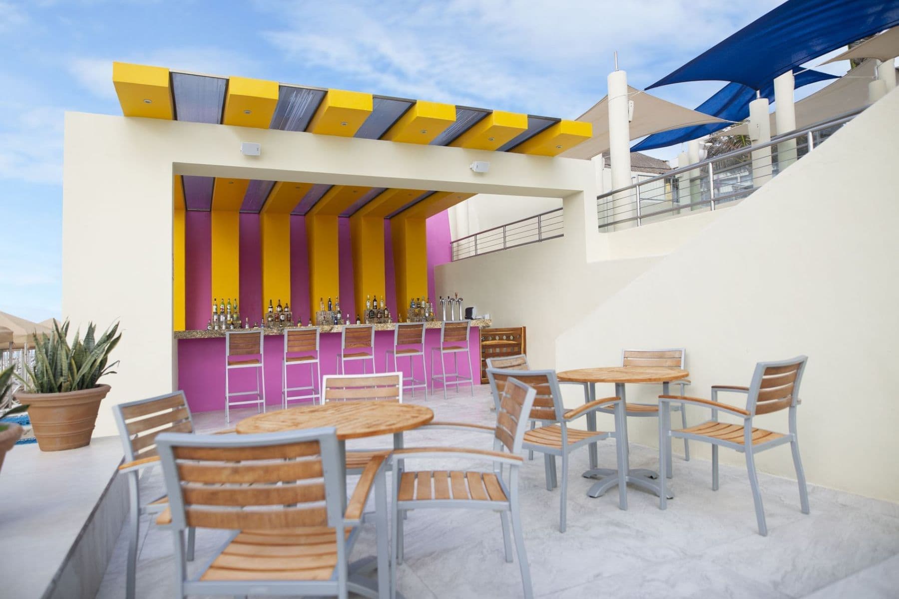 crown-paradise-club-cancun-beach-bar