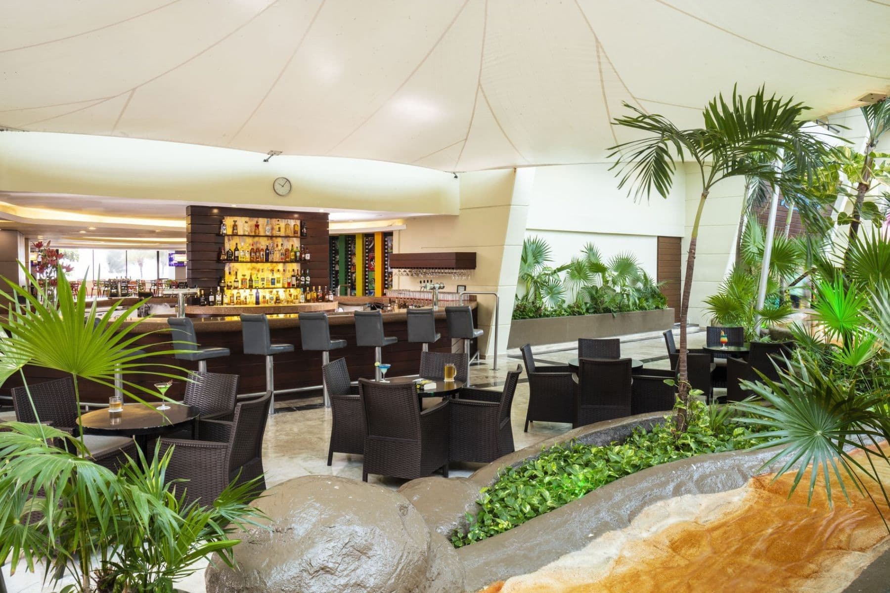 crown-paradise-club-cancun-lobby-bar