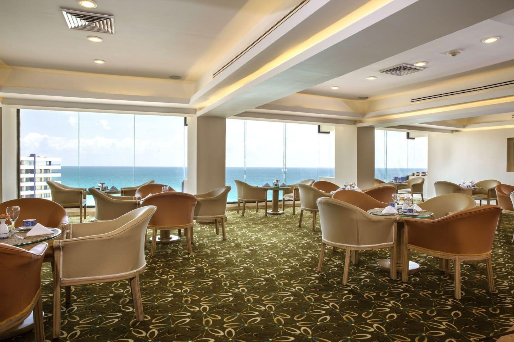 crown-paradise-club-cancun-lounge
