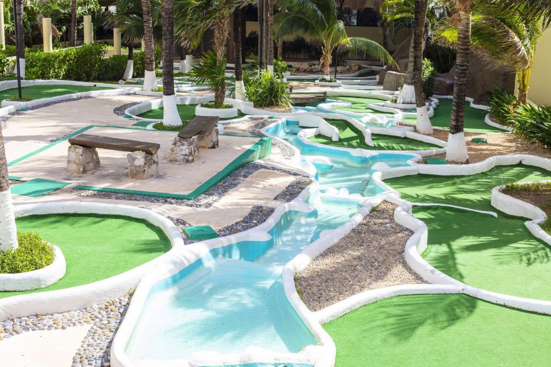 crown-paradise-club-cancun-mini-golf
