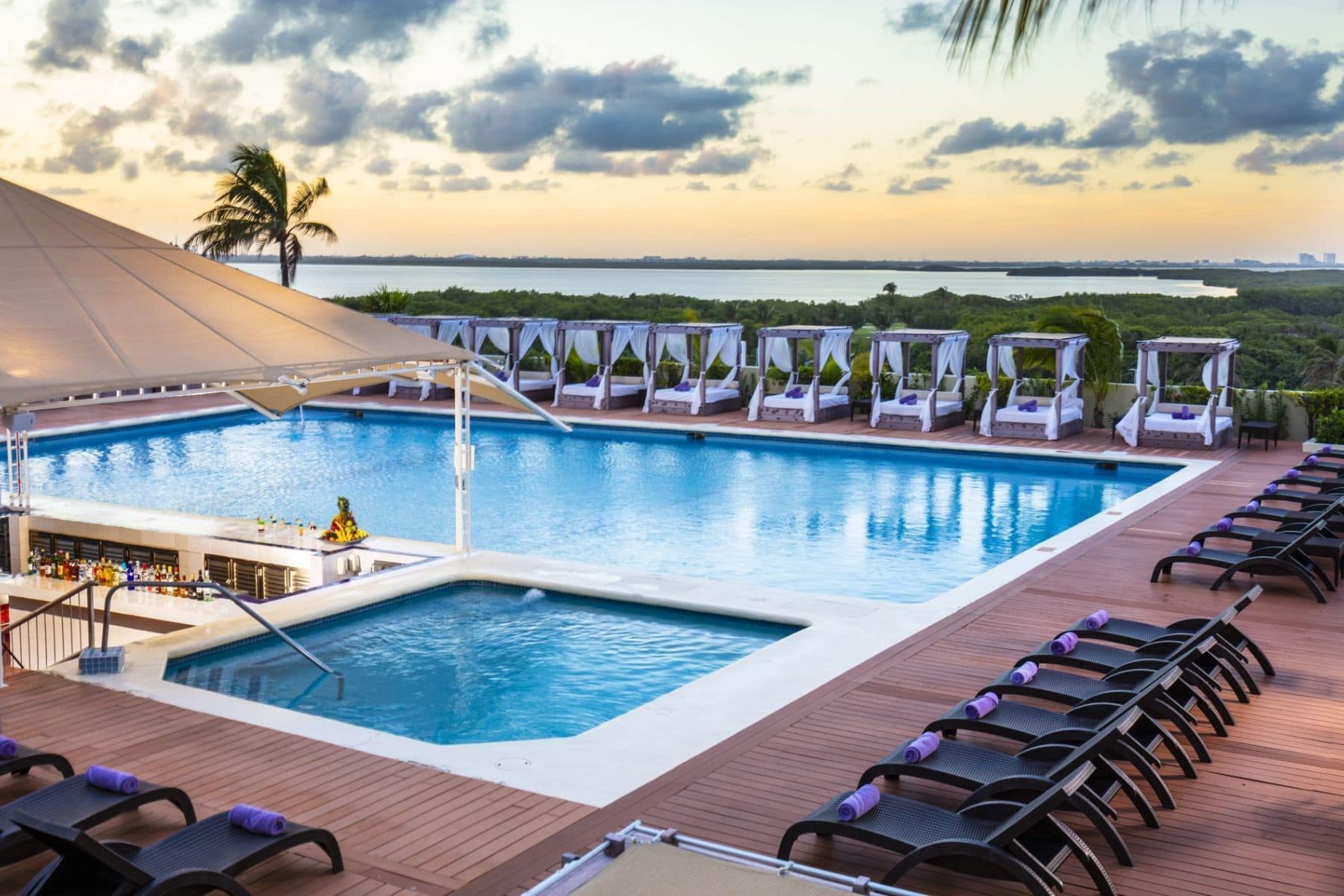 crown-paradise-club-cancun-pool