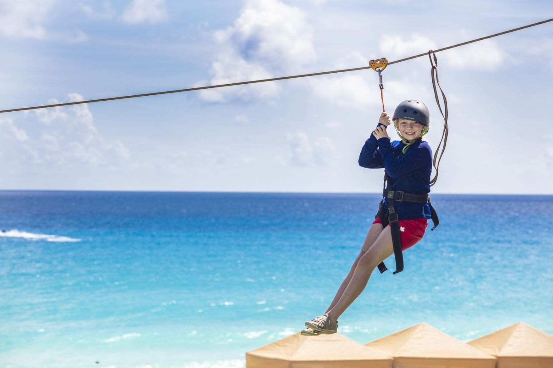 crown-paradise-club-cancun-zip-line