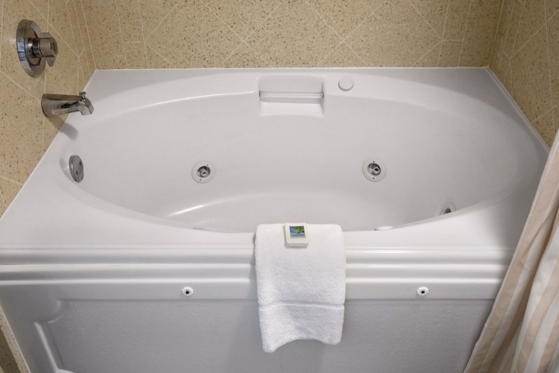 crown-reef-beach-resort-and-waterpark-tub