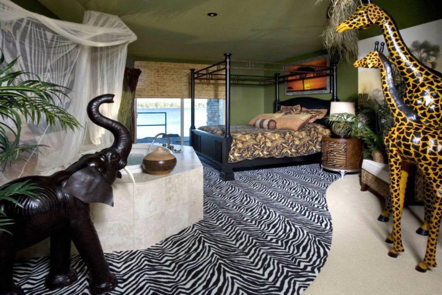 delton-grand-resort-giraffe