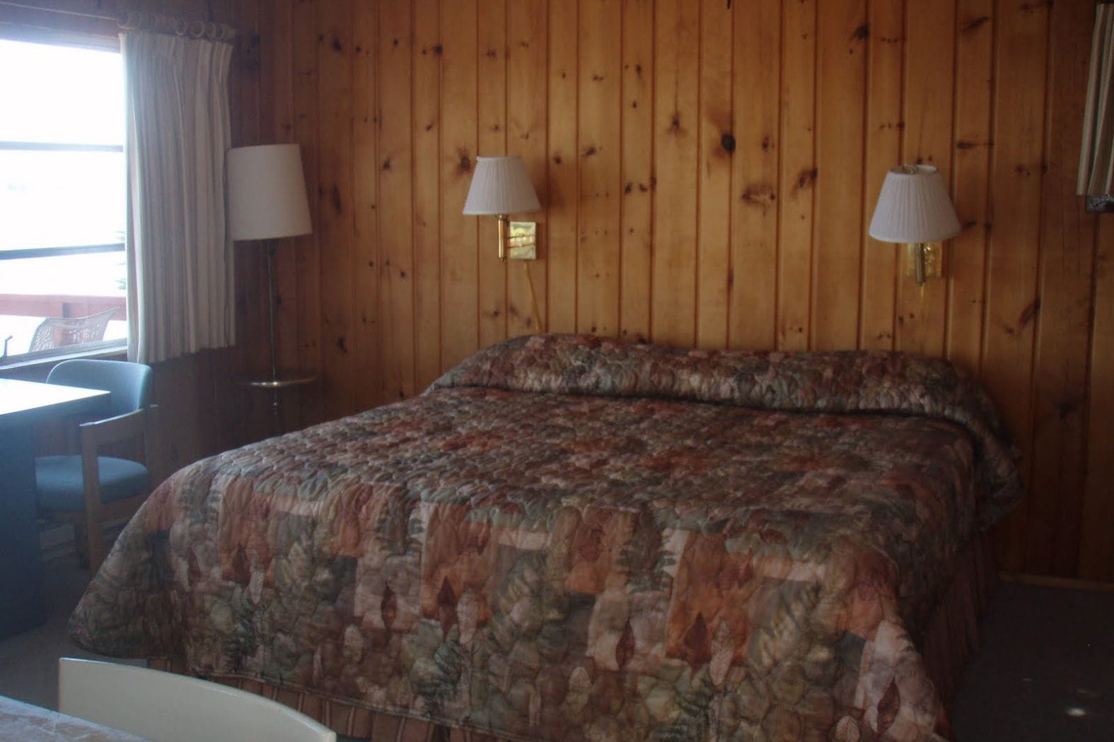 fair-hills-resort-detroit-lakes-minnesota-bed-close