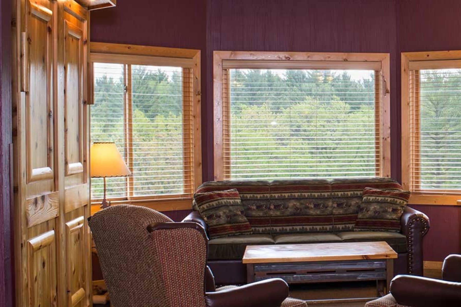 glacier-canyon-lodge-living