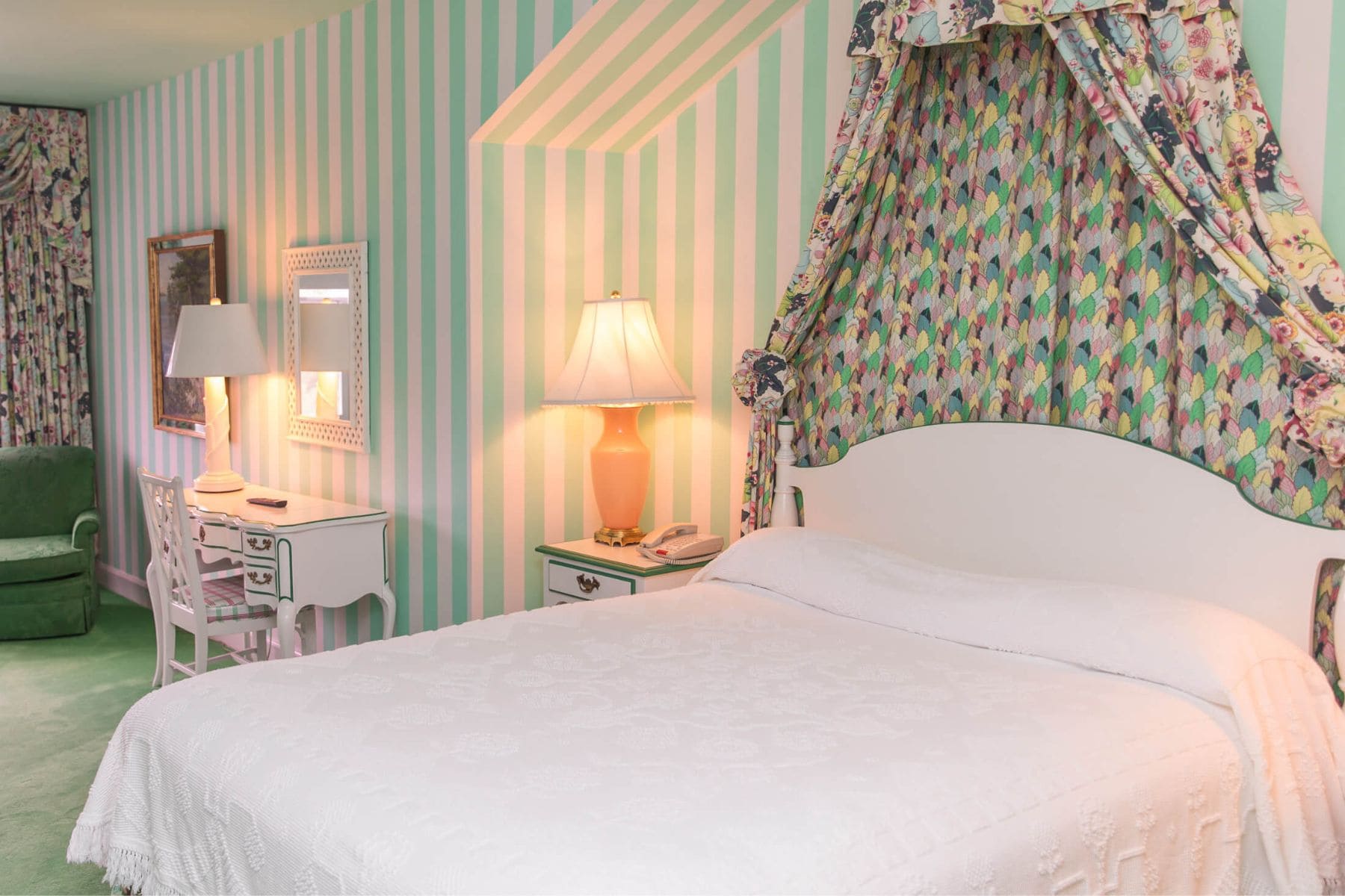 grand-hotel-mackinac-island-michigan-bed-close