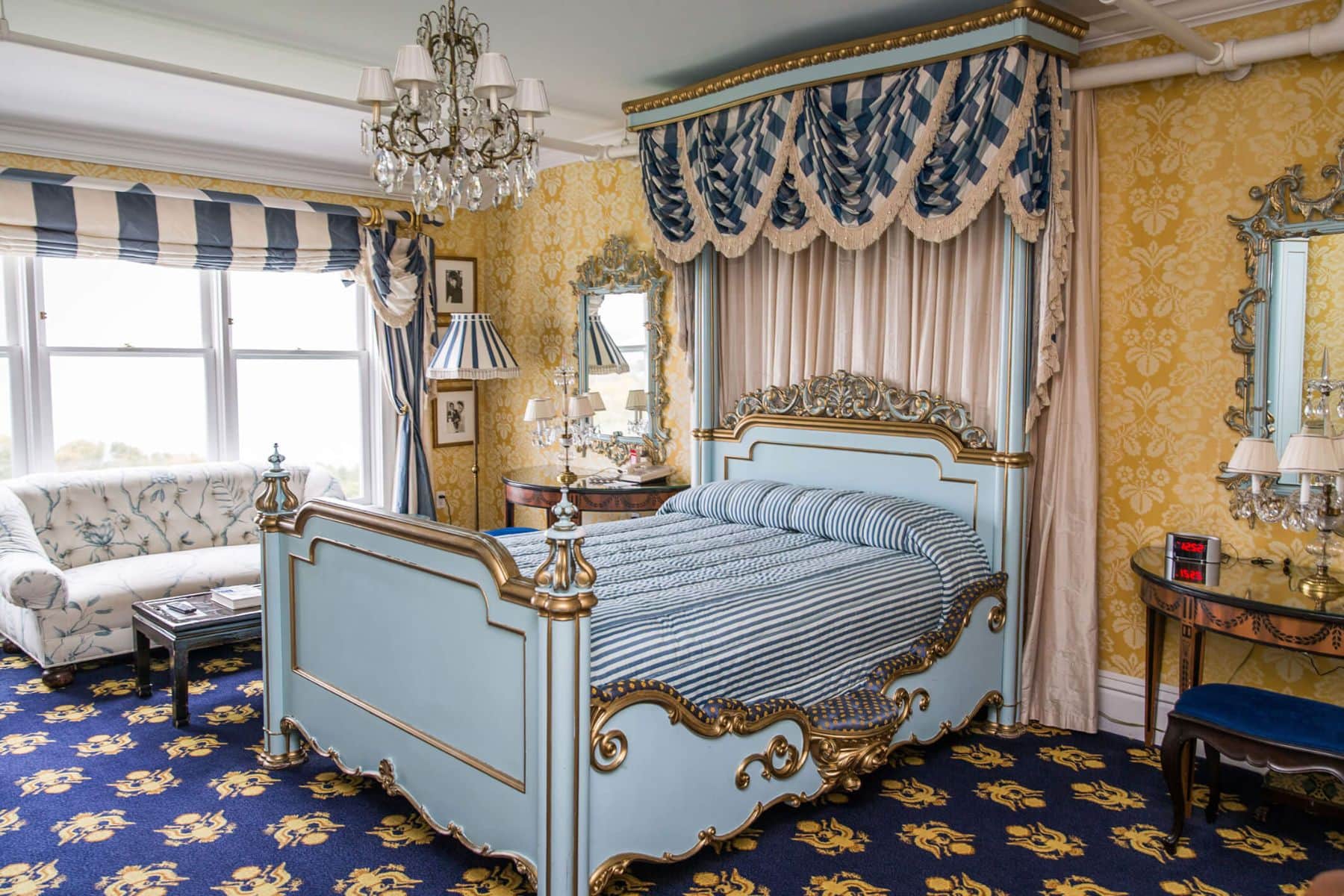 grand-hotel-mackinac-island-michigan-bed