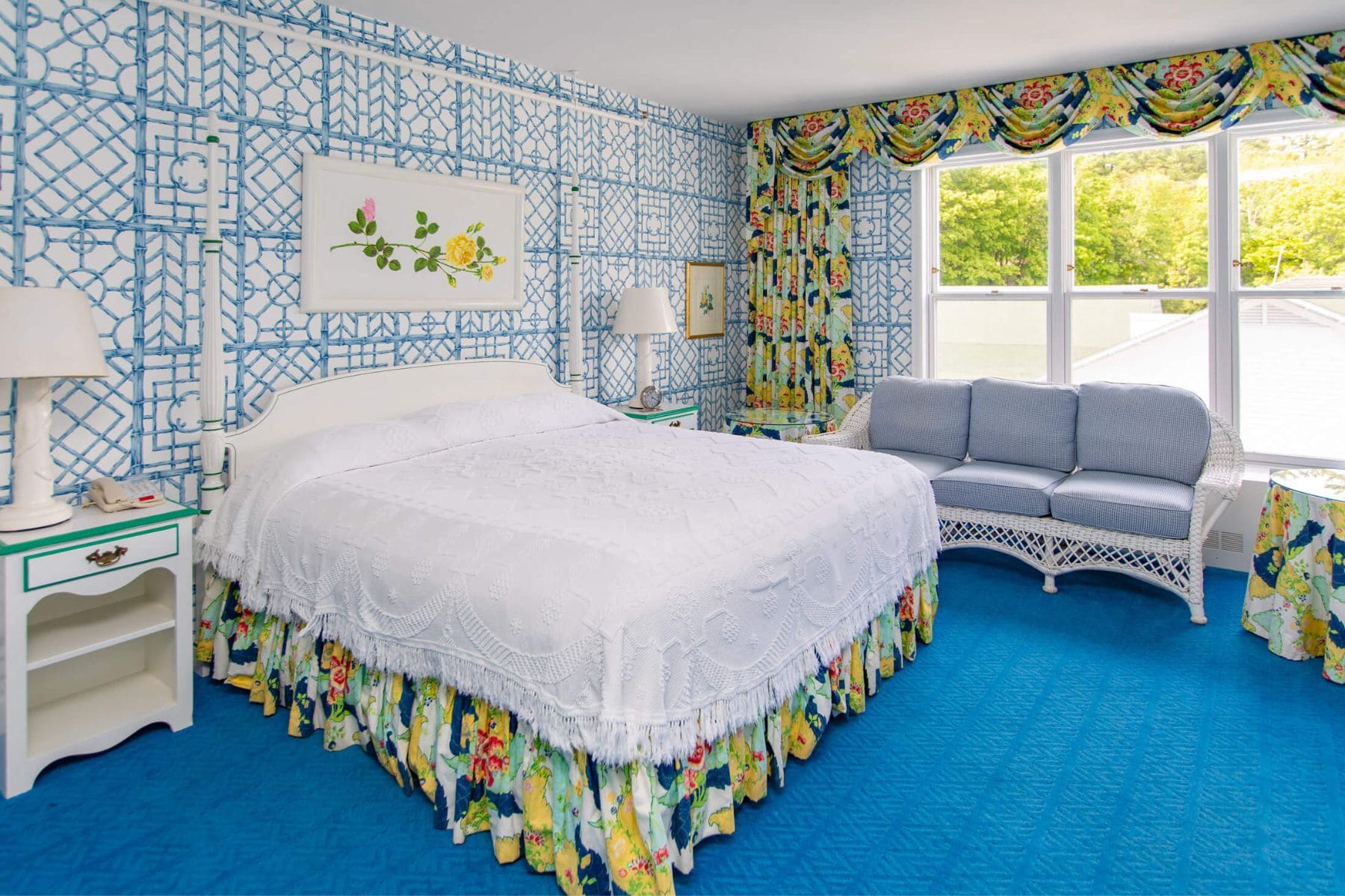 grand-hotel-mackinac-island-michigan-side-bed