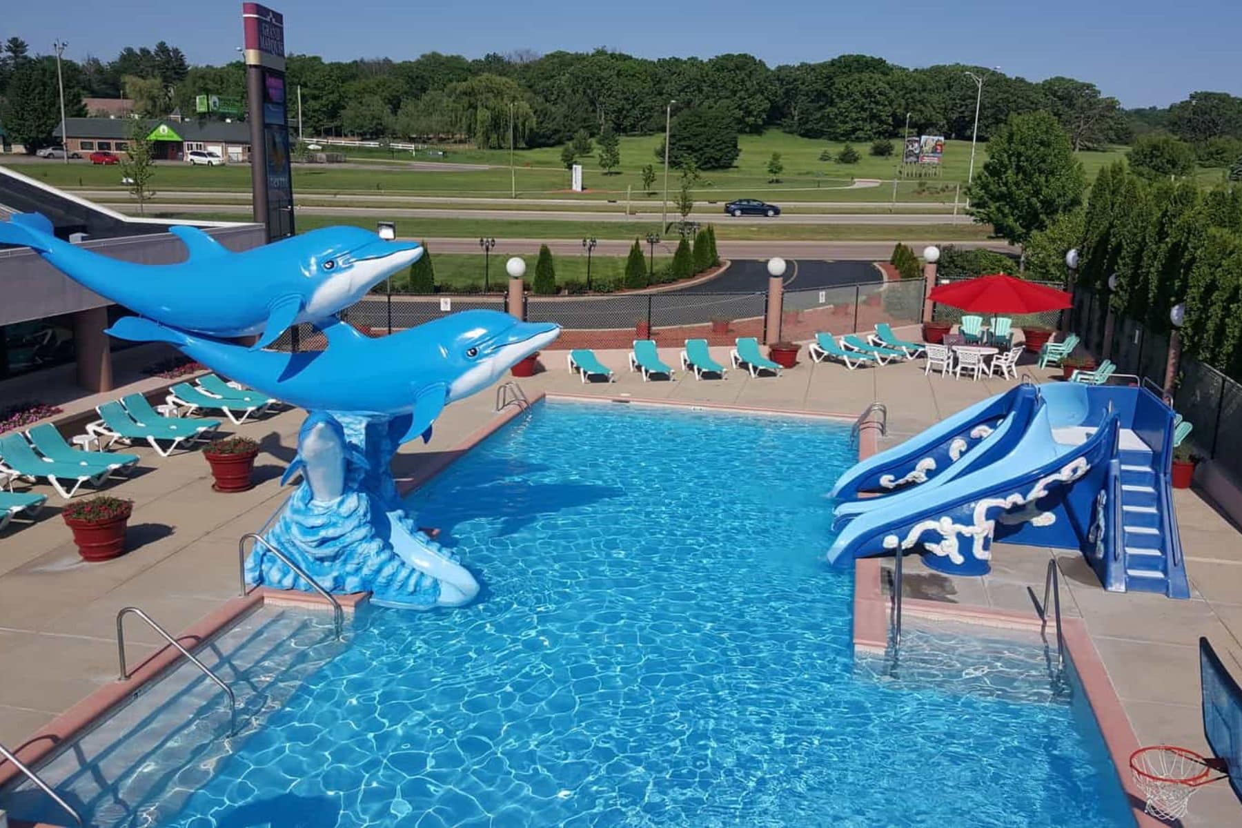 grand-marquis-waterpark-hotel-pool-dolphin