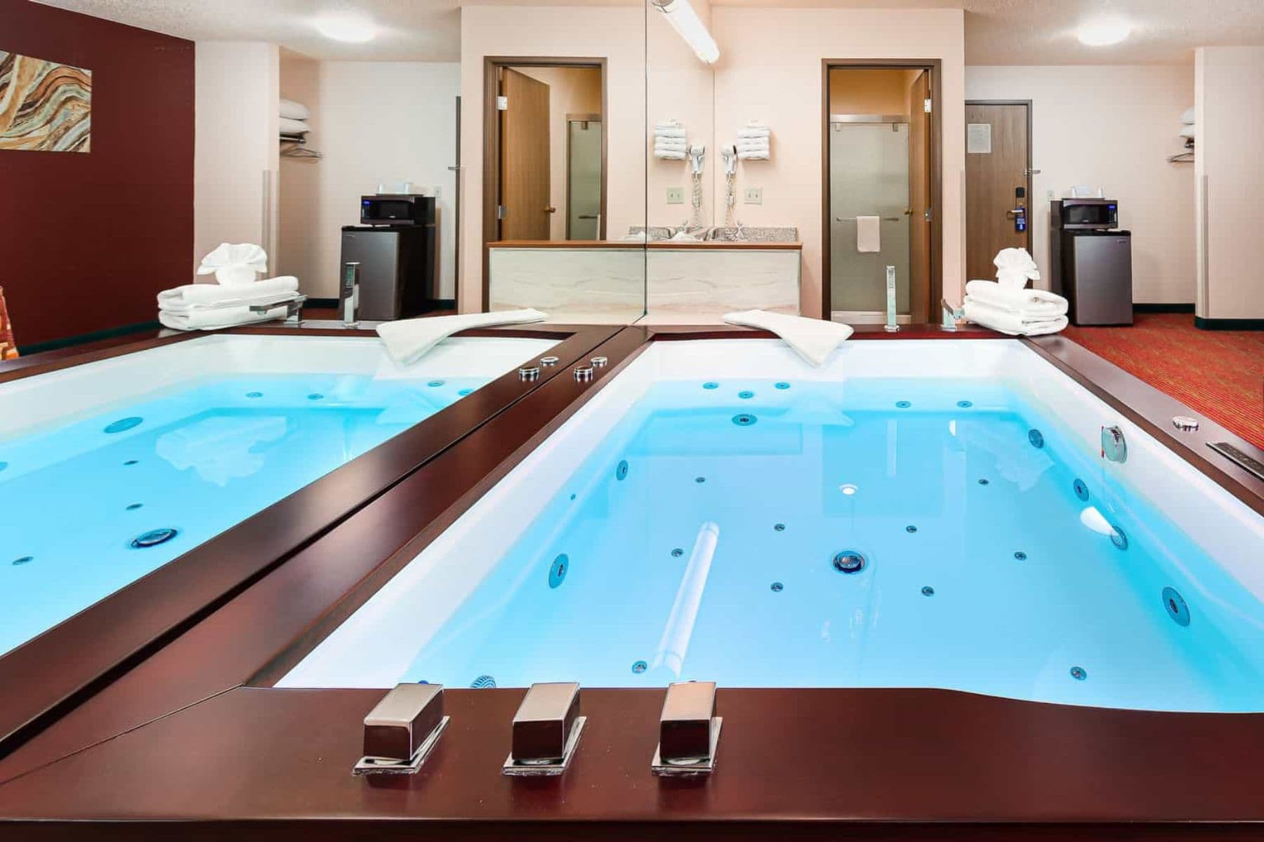 grand-marquis-waterpark-hotel-room-pool
