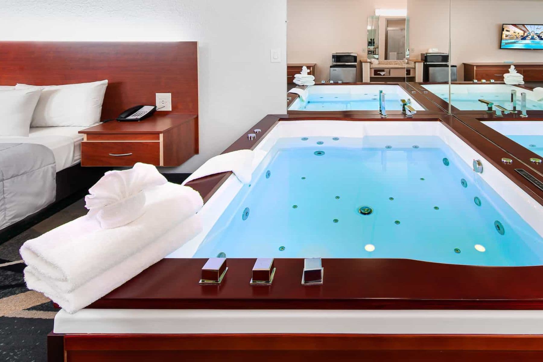 grand-marquis-waterpark-hotel-whirlpool