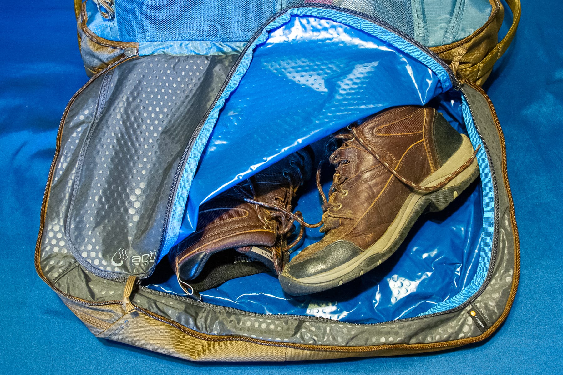 gregory-border-traveler-30-active-shield-compartment-to-inhibit-odors